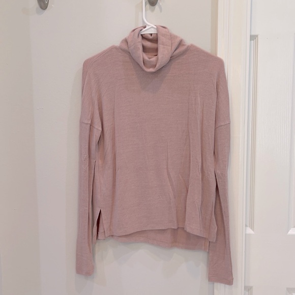 Abercrombie & Fitch Tops - Abercrombie soft turtleneck